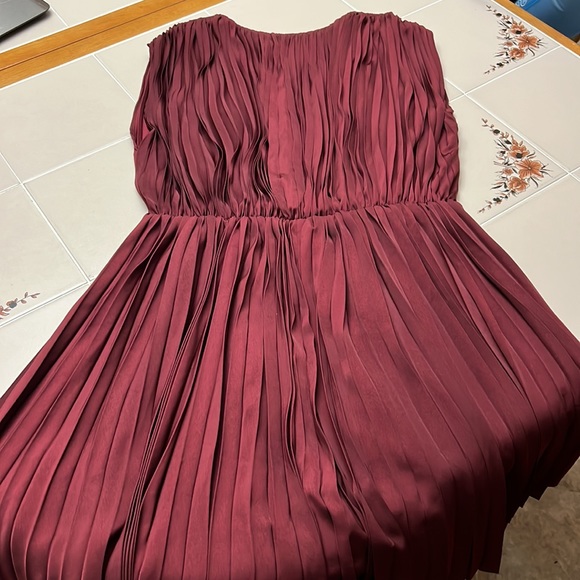 Express Pleated Dress with Capped Sleeves Dress Size Large - Picture 6 of 7